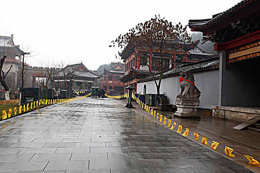 横店,影视基地,古代建筑,房子,木头,清明上河图,造景,城墙,城门,蓝天,湖,绿化,街道,亭子,牌坊,大门,石狮子