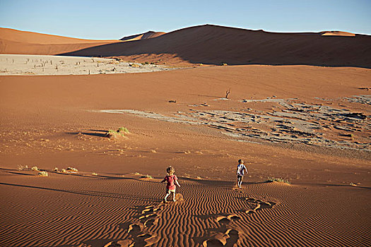 男孩,走,沙滩,沙丘,纳米比诺克陆夫国家公园,纳米布沙漠,索苏维来地区,死亡谷,非洲