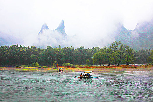 广西桂林漓江烟雨倒影游船