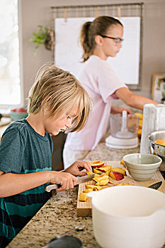 家庭,准备,早餐,厨房,男孩,切,水果