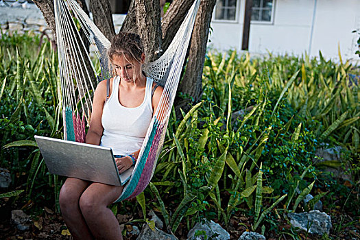 女孩,工作,笔记本电脑,坐,吊床,特克斯和凯科斯群岛