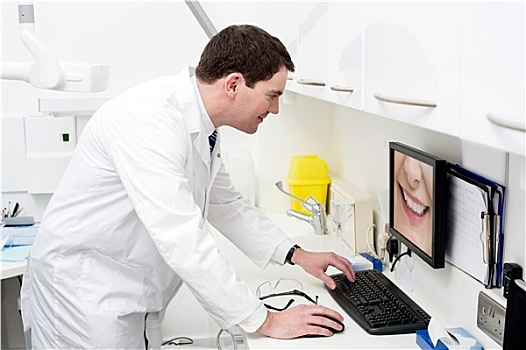 牙医,用电脑,牙科诊所