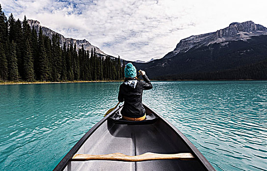 美女,独木舟,后视图,翡翠湖,幽鹤国家公园,加拿大