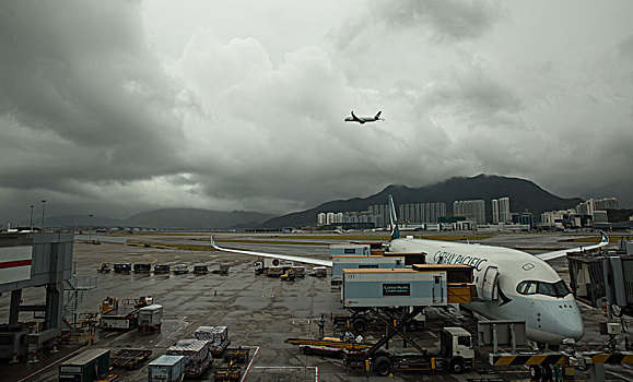 大雨后的香港国际机场