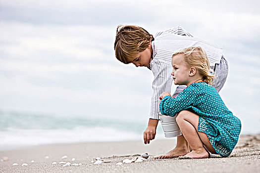 男孩,姐妹,玩,壳,海滩
