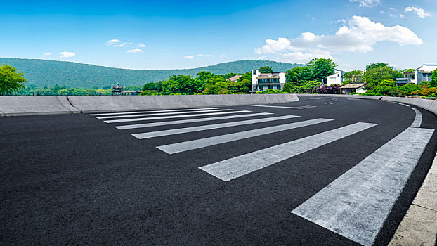 柏油马路路面和蓝天白云