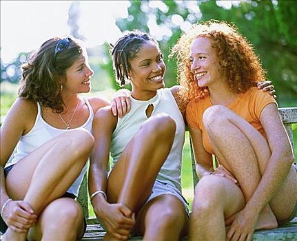特写,三个女人,年轻,坐,长椅,微笑,百慕大