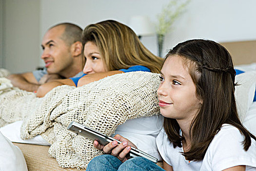 家庭,看电视,一起,女孩,拿着,遥控器
