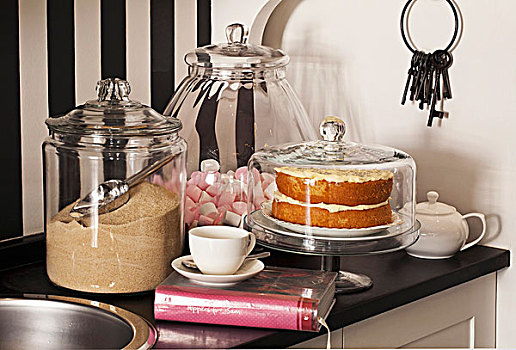 红糖,果浆软糖,蛋糕,玻璃罩,黑色背景,厨房