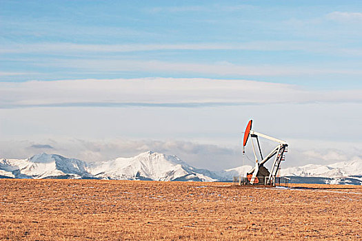 艾伯塔省,加拿大,石油井架,褐色,土地,积雪,山峦,背景