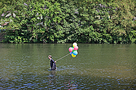 站立,男人,河,拿着,气球