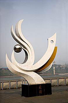 重庆巴南区渔洞滨江大道上的,飞翔,不锈钢雕塑