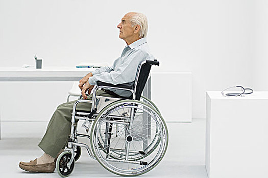 老人,坐,轮椅,诊所,侧面视角