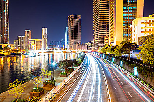 夜晚车流汇集成的光线