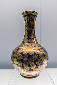 上海博物馆的清光绪景德镇窑蓝地金彩团花纹瓶