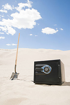 保险箱,锹,沙漠