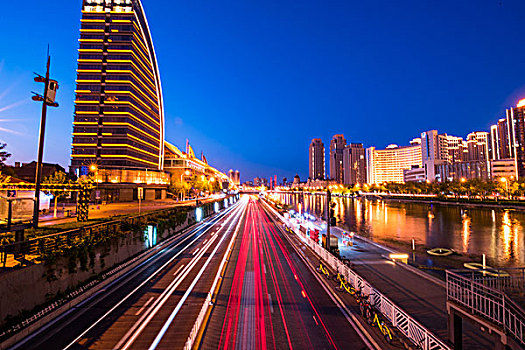 夜晚車流匯集成的光線