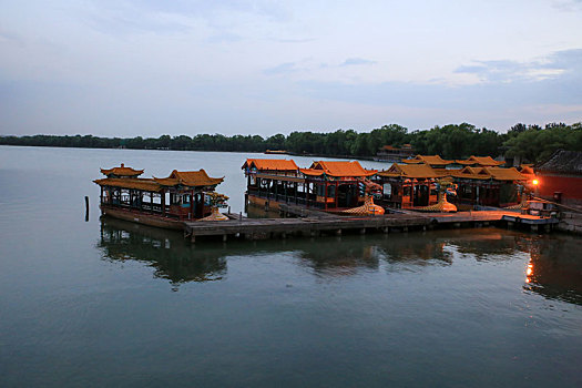 北京皇家园林颐和园昆明湖游船