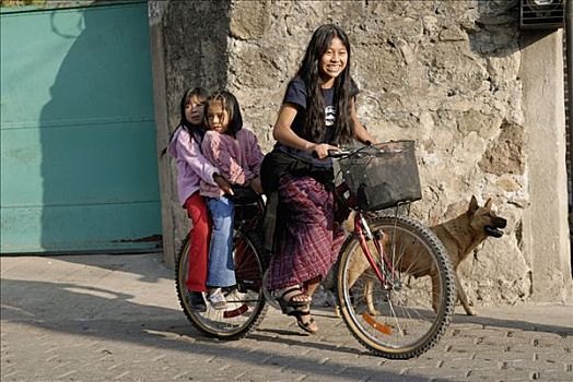 危地马拉,女青年,两个孩子,自行车,街道