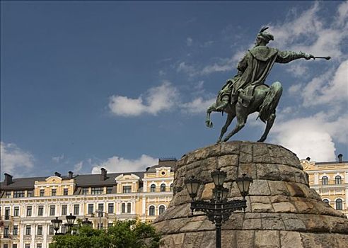 乌克兰,基辅,骑手,纪念,马,雕塑,古建筑,蓝天,云,2004年