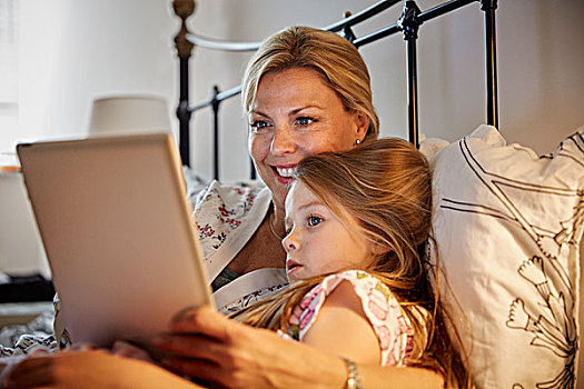 女人,孩子,坐,床上,看,笔记本电脑,显示屏