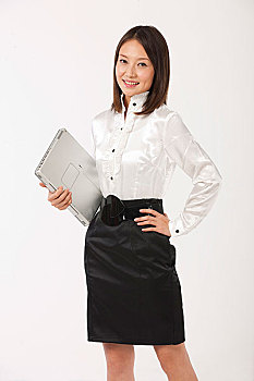 商务女士抱着笔记本电脑