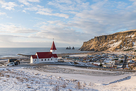 冬季冰岛南部维克小镇风光和路德教会教堂