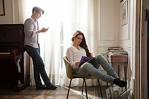 情侣,放松,在家,女人,读,杂志,男人,看,手机