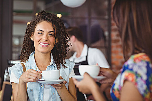 微笑,漂亮,顾客,拿着,咖啡杯,头像,正面,咖啡师,咖啡馆