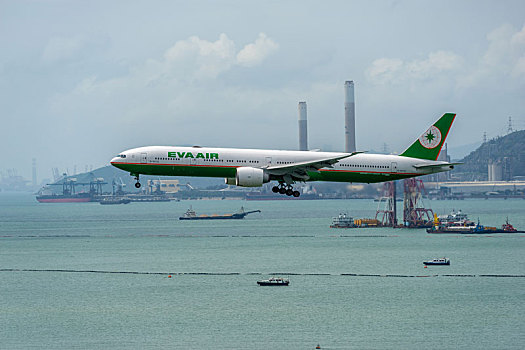 一架台湾长荣航空的客机正降落在香港国际机场