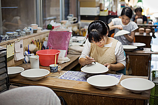 女人,坐,工作间,工作,日本人,瓷碗