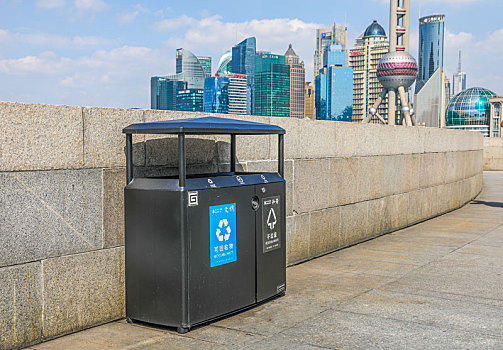 上海旅游景点的分类垃圾箱