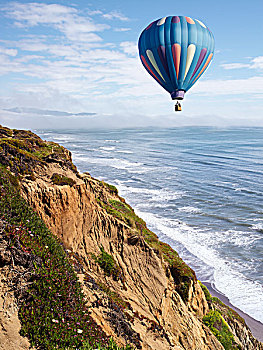 热气球,漂浮,上方,悬崖,靠近,堡垒,旧金山,加利福尼亚,美国