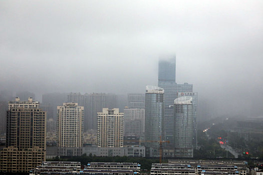 山东省日照市,一场秋雨如约而至,气温下降明显