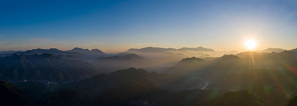 高山云雾晨曦航拍