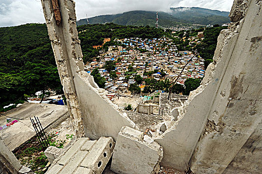 haiti,port,au,prince,detroyed,houses,and,building,on,hills