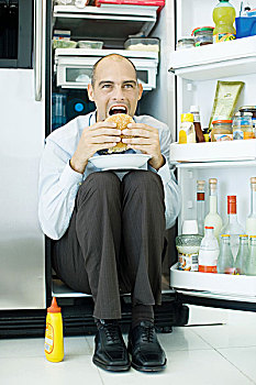 男人,坐,室内,冰箱,吃,三明治