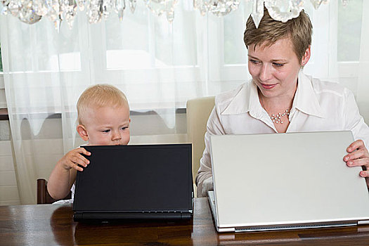 母亲,幼儿,打开,笔记本电脑,并排