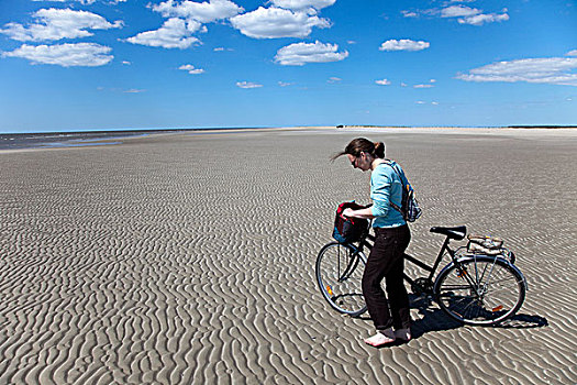 女人,走,赤足,自行车,海滩,北欧,岛屿,丹麦,欧洲