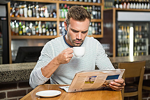 英俊,男人,读报纸,咖啡,酒吧