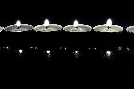 祭奠蜡烛黑白图片