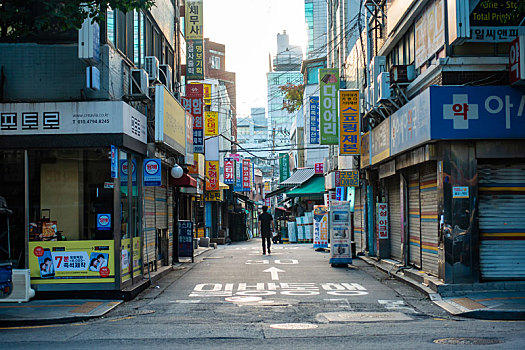 一名韩国市民正走在小巷当中