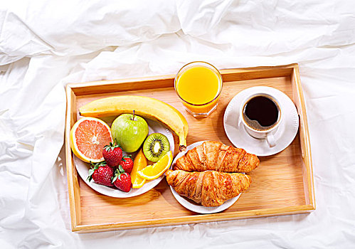 床上早餐,托盘,咖啡杯,果汁,牛角面包,水果