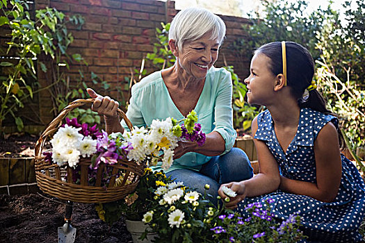 微笑,祖母,孙女,拿着,花篮,交谈,后院