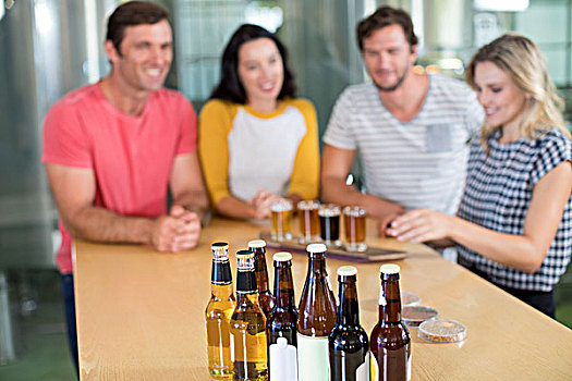 特写,啤酒瓶,朋友,站立,背景,酒吧