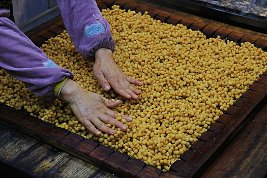 中国传统小吃松花糖制作