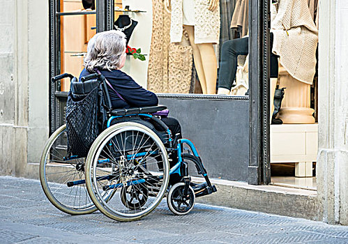 老人,女人,轮椅,看,现代,服装店,窗户