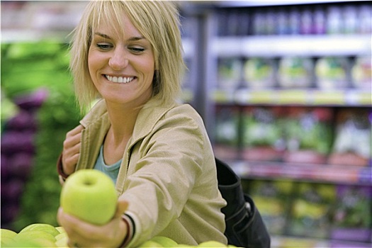 女人,选择,青苹果,展示,超市,微笑,聚焦