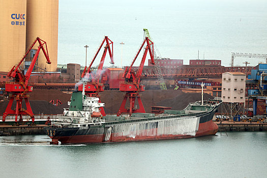全国沿海港口拖运量第一位,山东港口日照港年度铁路拖运量破亿吨