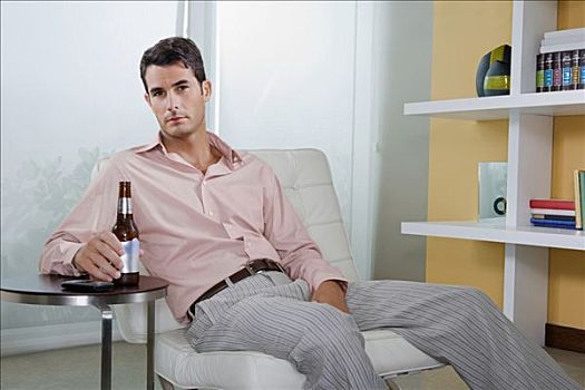 肖像,中年,男人,坐,椅子,拿着,啤酒瓶